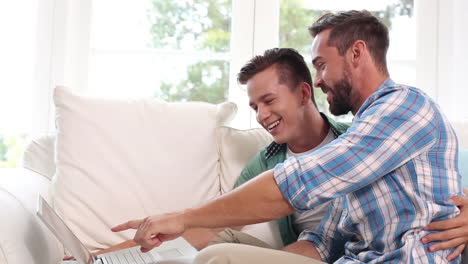 Schwules-Paar-Entspannt-Sich-Mit-Laptop-Auf-Der-Couch