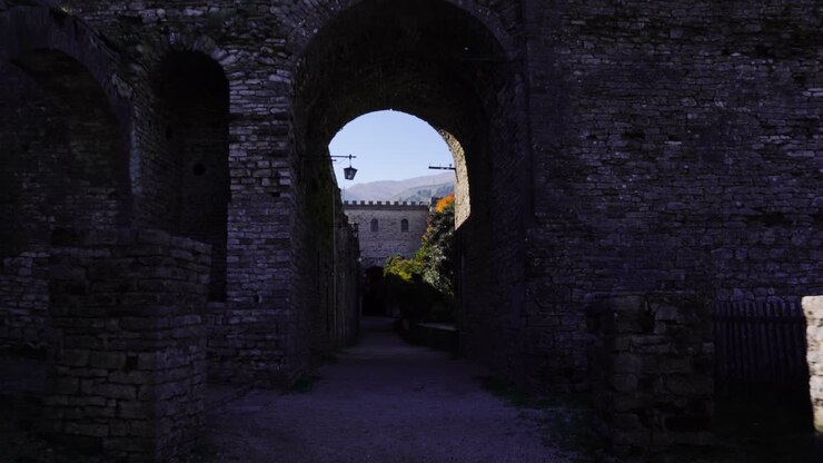 Mura del castello con pietre scolpite e archi all'interno della fortificazione a Gjirkaster, Albania