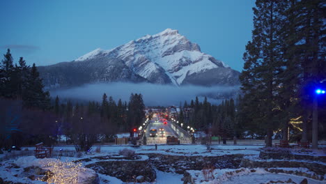 Winterszene-In-Den-Bergen-Von-Banff,-Alberta,-Kanada,-Abends-Zur-Blauen-Stunde