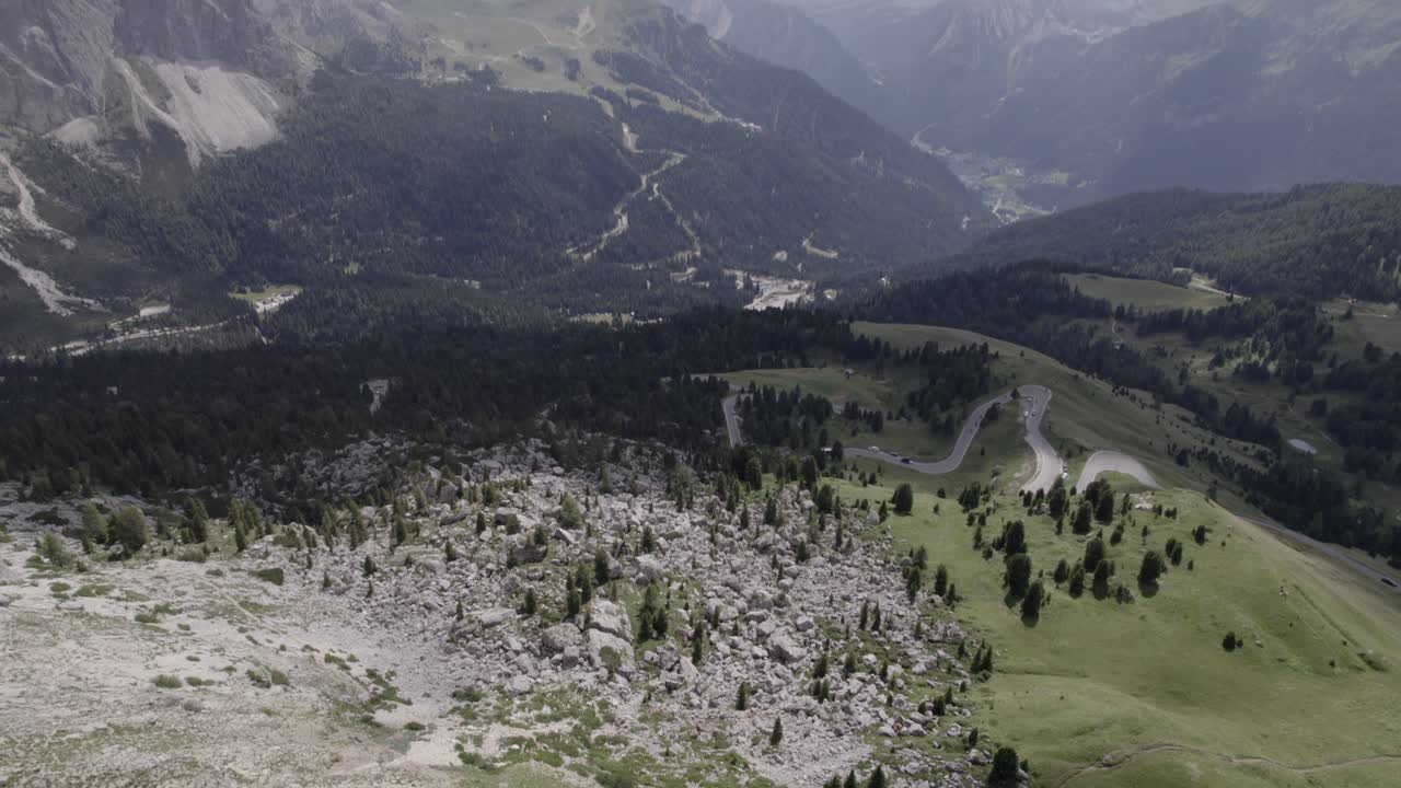 셀라 패스에서 이전 공개 비행기의 드론 비디오