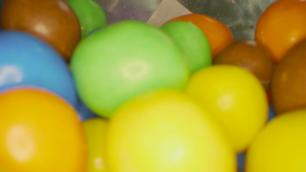 макро-близкий план путешествия над кучей красочных конфет с помощью новой макро-линзы