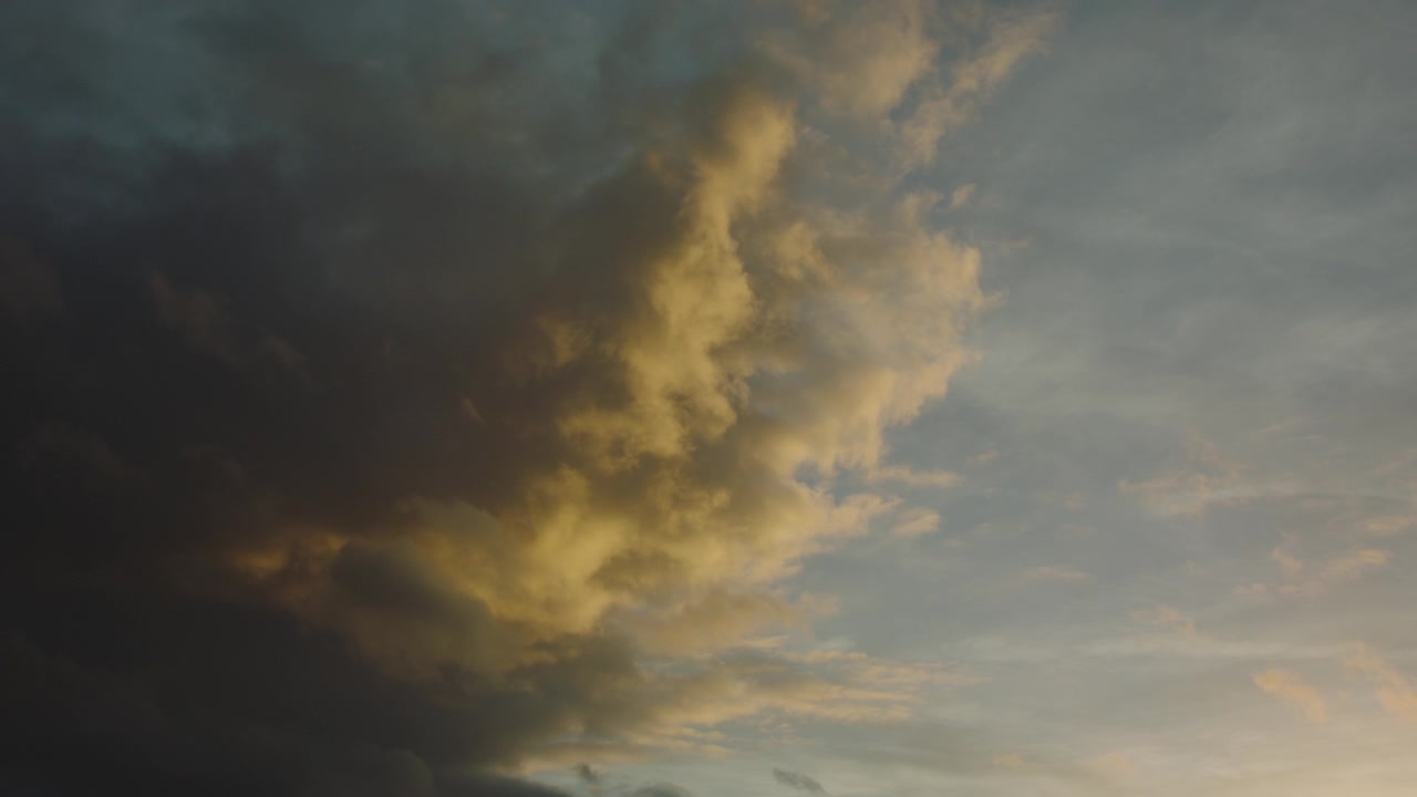 Hermosas nubes azules y amarillas con tonos rosados y amarillos