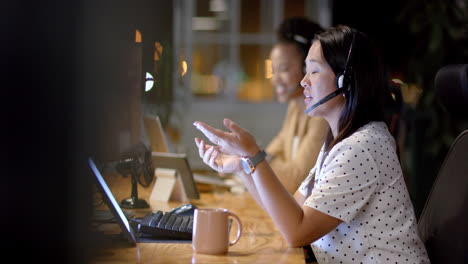 representante de servicio al cliente ayuda con consultas comerciales en un entorno de oficina