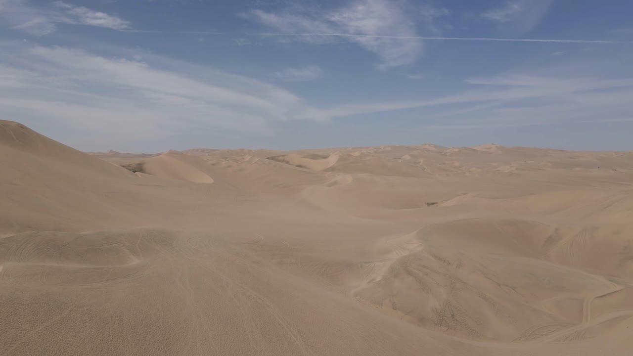 페루 사막의 거대한 바람 조각 모래 언덕 위로 공중 상승