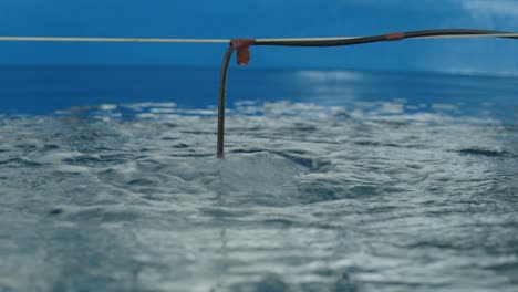 primer plano de la aireación de un estanque de producción agrícola para aumentar el oxígeno en el agua para la piscifactoría