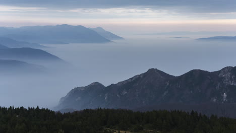 Ruhiger-Zeitraffer-über-Bergen,-Wolkenmeer,-Sonnenuntergang,-Kaimaktsalan,-Griechenland