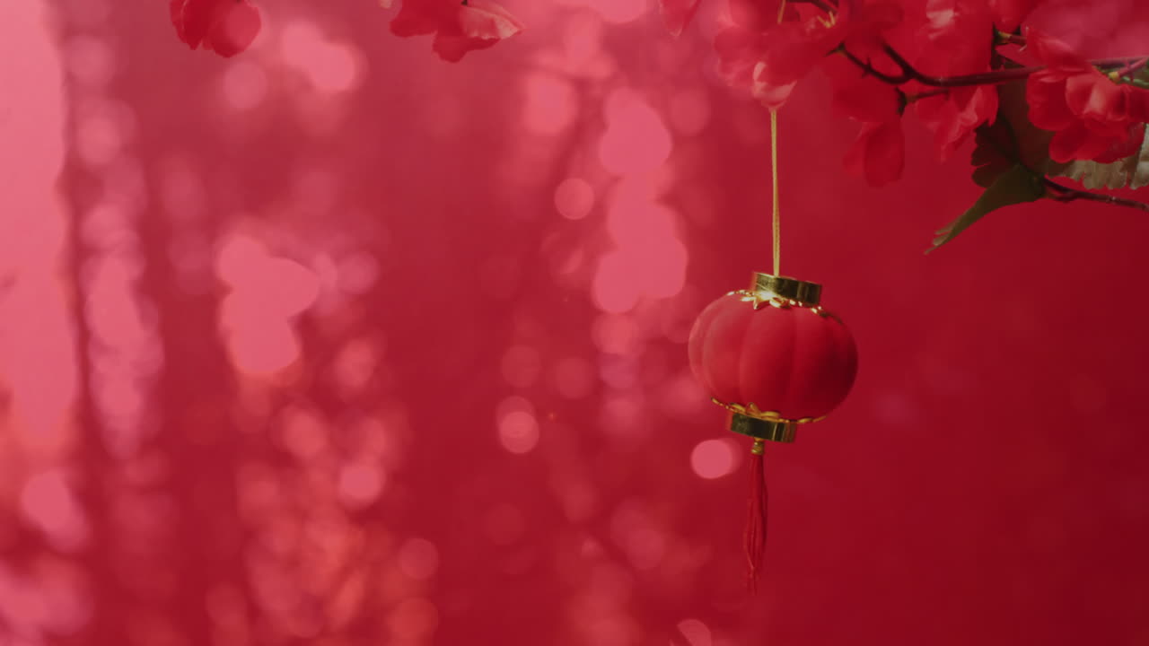 Animação de decorações tradicionais chinesas em fundo vermelho