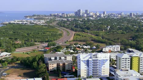 Drohnenaufnahme-Von-Mehrfamilienhäusern-Mit-Blick-Auf-Die-Skyline-Von-Darwin