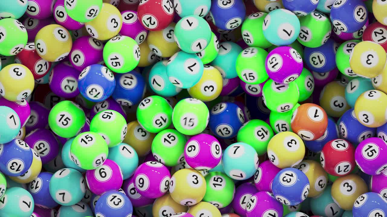 las bolas de bingo que llegan a la cima de los números aleatorios bolas de lotería y caen lentamente. concepto: programa de televisión de lotería de bingo, sorteo de keno, boletos de lotería ganadores, juegos de azar ganadores. juego de lotería 4k