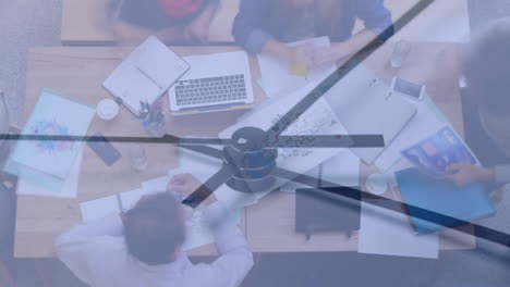 personas que trabajan en una oficina ocupada