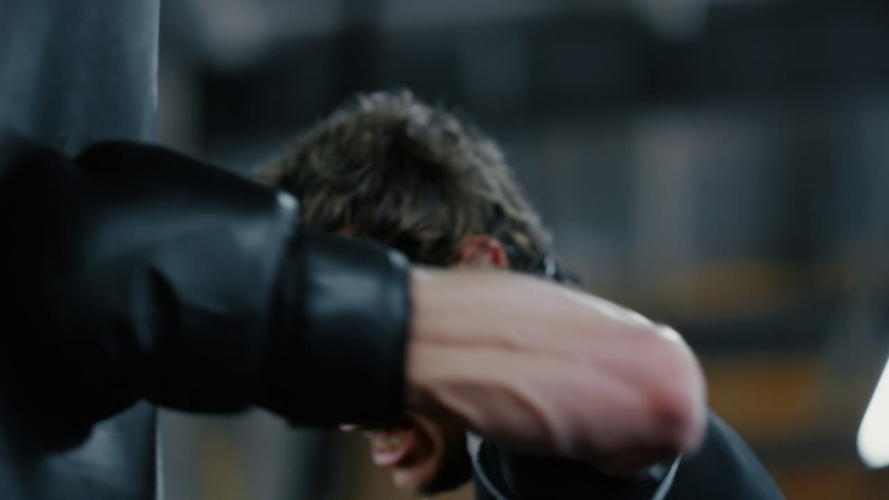 진보적 인 전투기 훈련은 피트니스 센터에서 히트합니다. 키크복싱 선수는 체육관에서 운동합니다.