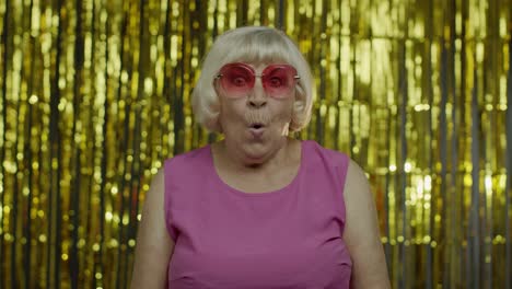 retrato de una anciana excitada y asombrada mirando a su alrededor, abriendo la boca con asombro