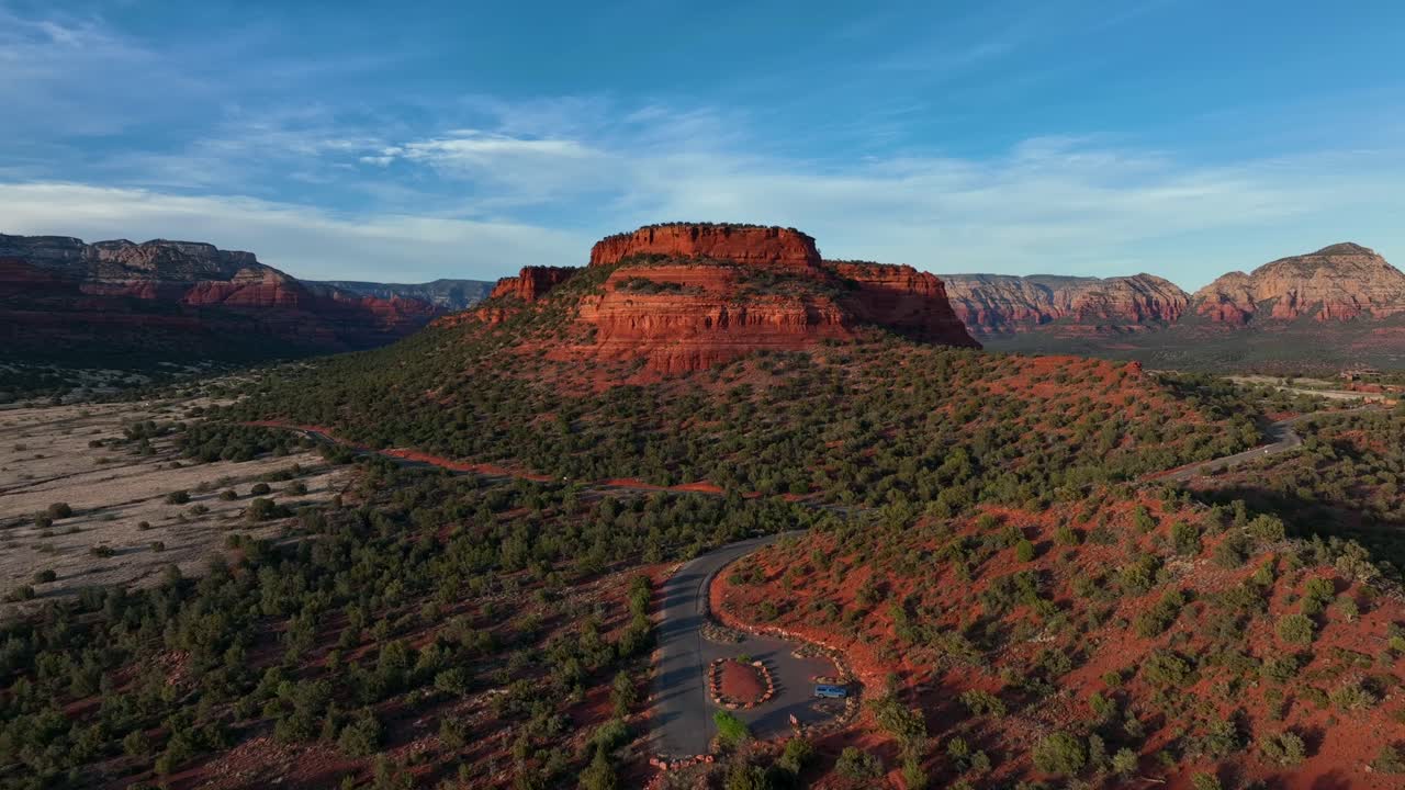 미국 애리조나 주 세도나의 삼림 사막 한가운데 있는 붉은 바위 사암 산맥