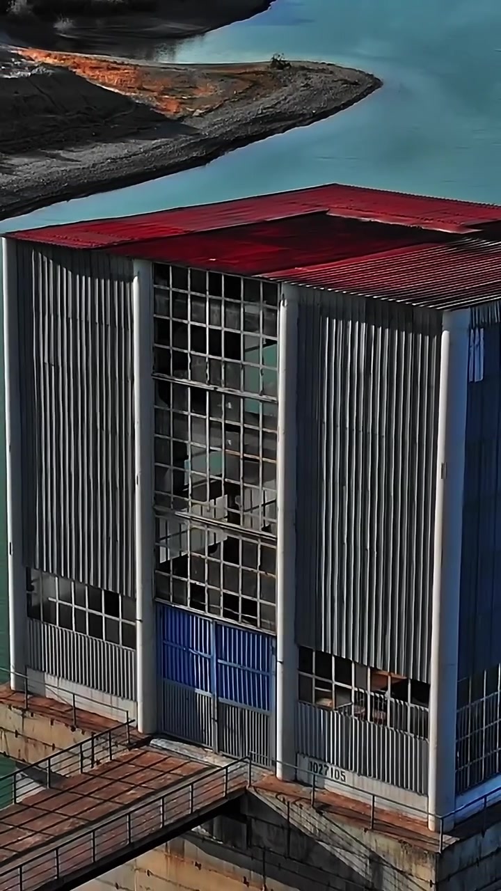 Vecchio edificio industriale vicino all'acqua in Georgia durante il giorno