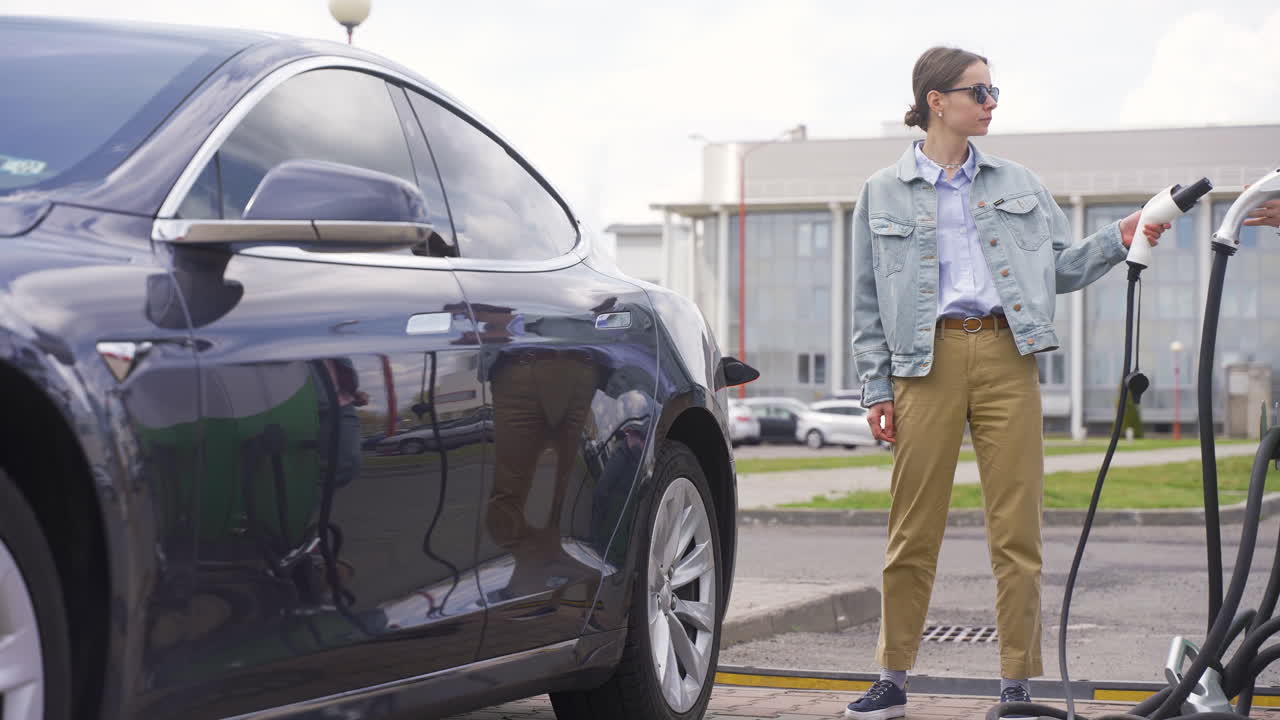 Молодая женщина на открытом воздухе