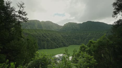 Laguna-De-Santiago-Desde-El-Mirador:-Exuberante-Vegetación,-São-Miguel,-Azores