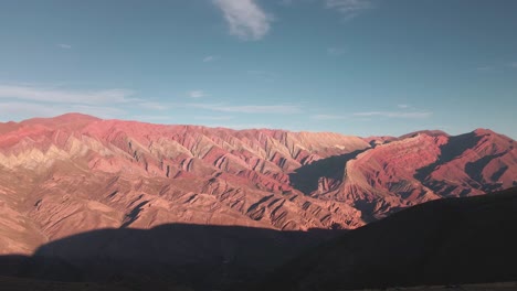 Toma-Estática-De-Una-Dama-Con-Sombrero-Marrón-Que-Aparece-Frente-A-Una-Impresionante-Vista-De-Las-Montañas,-Norte-De-Argentina