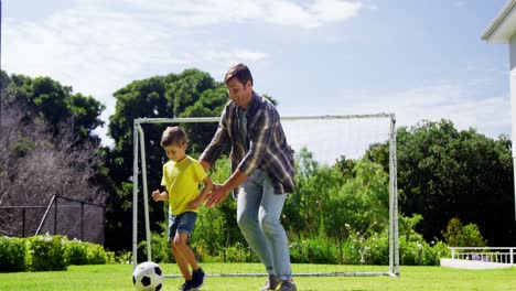 Padre-Ayudando-A-Su-Hijo-A-Jugar-Al-Fútbol