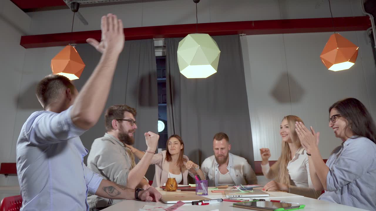 현대적 인 사무실 에서 성공 을 축하 하는 팀