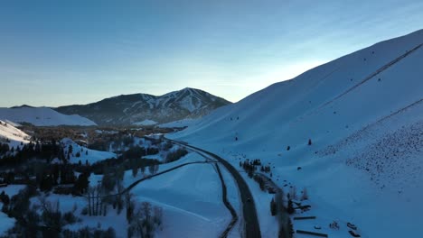 Vista-Escénica-De-Un-Camino-A-Través-De-Montañas-Nevadas-Cerca-De-La-Estación-De-Esquí-De-Sun-Valley,-Idaho