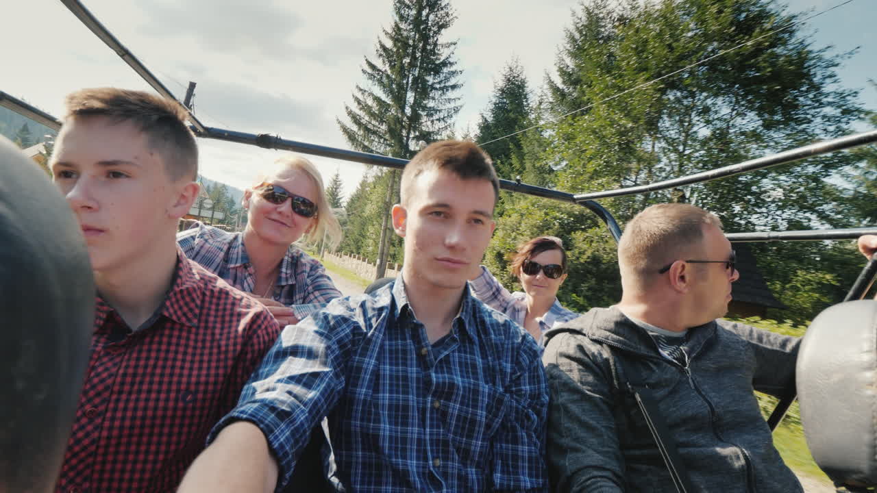 아이들을 동반한 명랑한 가족이 산에서 오프로드 차량을 타고 있다