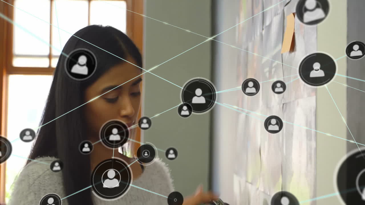 dibujando en la pizarra, mujer con conexiones de red animación sobre ella