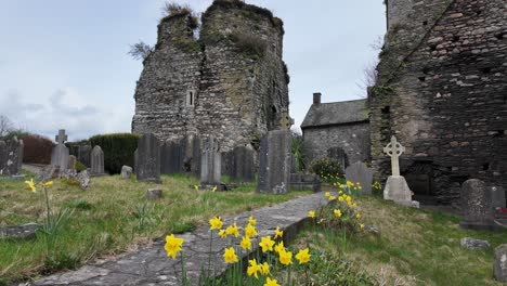 Alter-Friedhof-An-Einem-Frühlingsmorgen-Mit-Schloss-Und-Alten-Grabsteinen