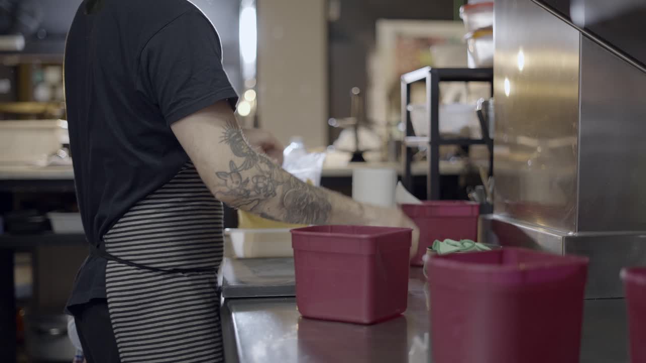 El chef prepara la comida en la cocina de un restaurante