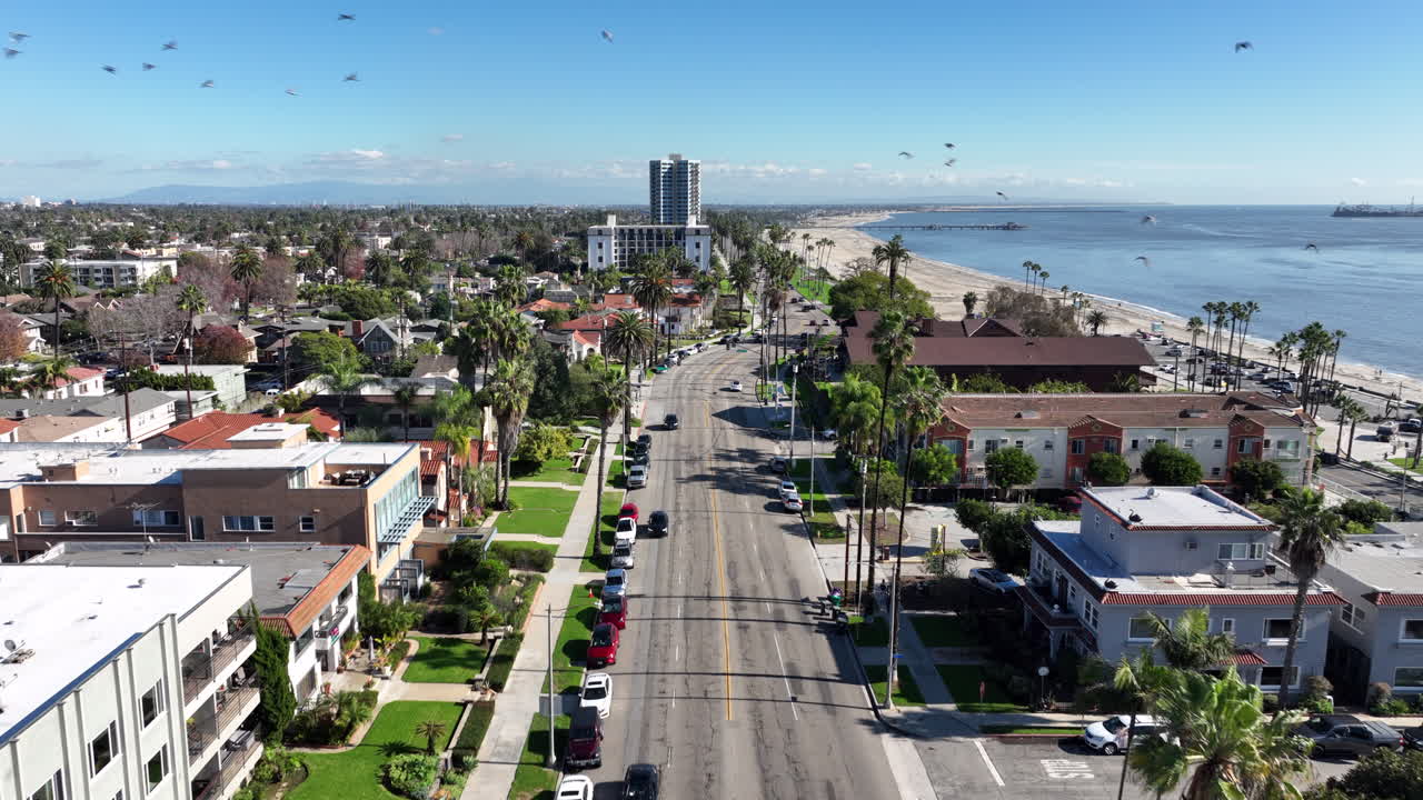 Long Beach, Californien, USA – Dronebillede i fugleperspektiv af Ocean Blvd med udsigt over Stillehavskysten