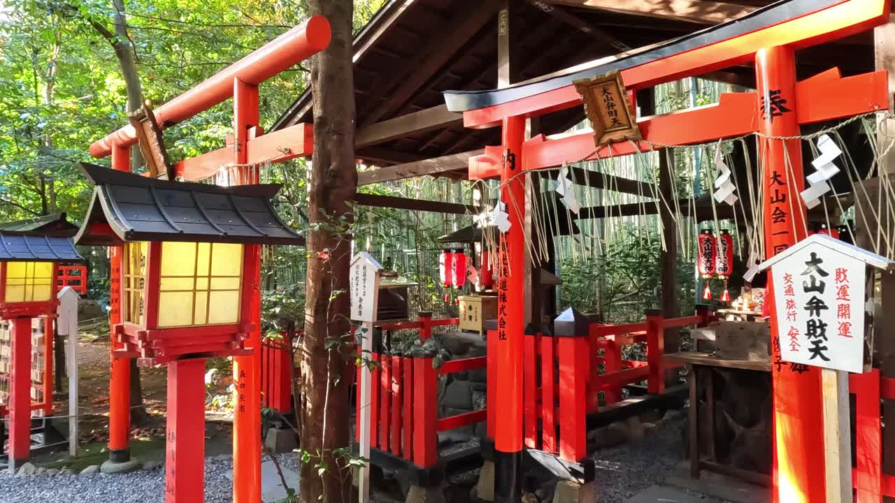 hermoso santuario sintoísta japonés con linternas rojas y puertas torii