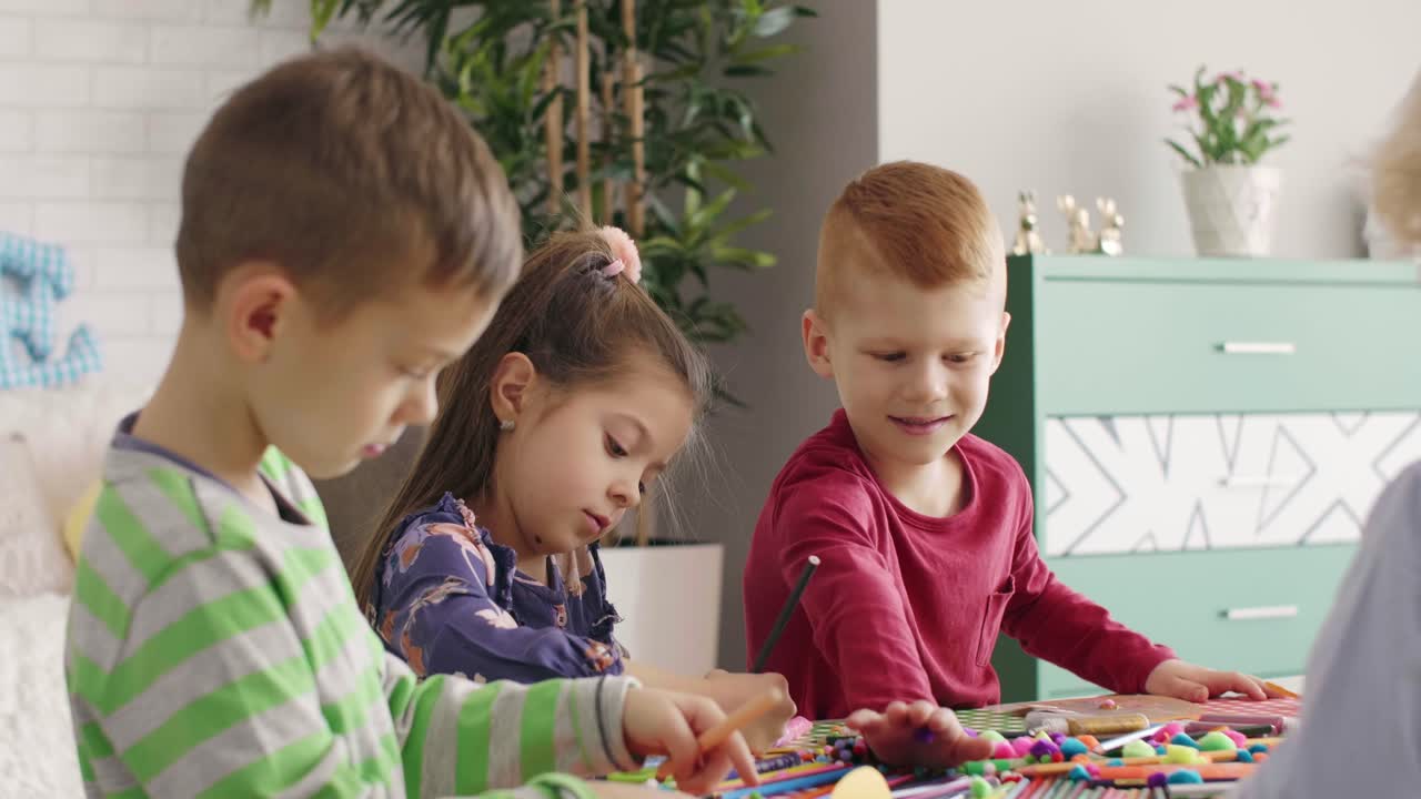 niños creativos con decoración hecha a mano para la pascua