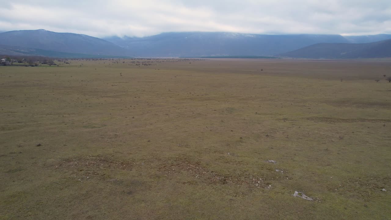 un hermoso video de paisajes de drones de un campo rural vacío en la región croata de lika en croacia, europa