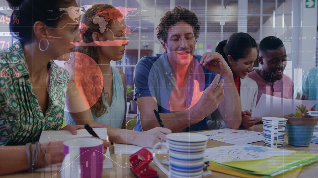 animación del procesamiento de datos financieros en diversos grupos de empresarios