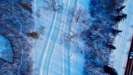 Crepúsculo-De-Invierno-Aéreo-Vista-De-Pájaro-Sobrevuelo-Del-Vacío-Parque-Victoria-De-Edmonton-Pista-De-Carreras-De-Patinaje-Sobre-Hielo-Artificial-De-700-M-Con-Hoguera-Y-Se-Conecta-A-La-Finca-Municipal-Al-Aire-Libre-Más-Grande-De-Canadá-Ab-Arena3-4