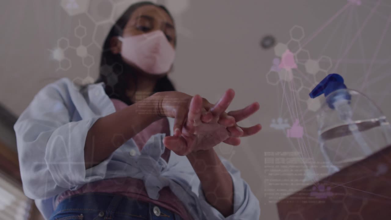 animación de procesamiento de datos sobre mujer biracial desinfectando manos