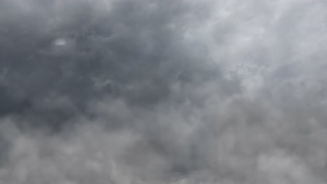 tormenta y relámpagos en las nubes oscuras en el cielo