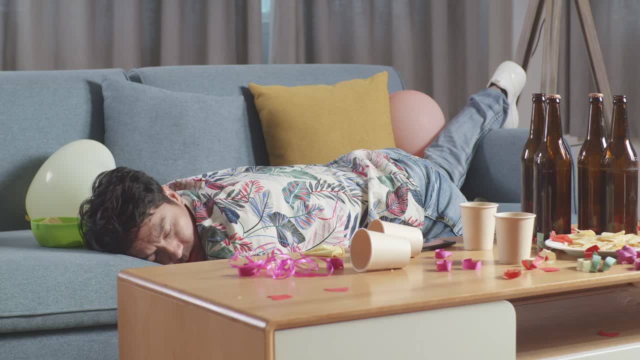 술에 취한 남자가 파티 후에 잠을 자고