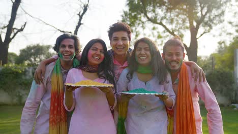 Gruppe-Indischer-Menschen,-Die-Fröhliches-Holi-Wünschen