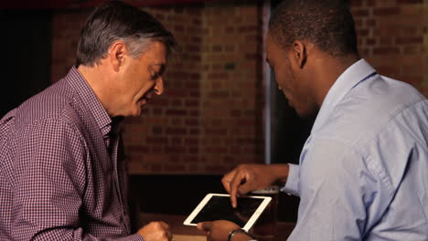 Kollegen-Mit-Tablet-In-Der-Bar