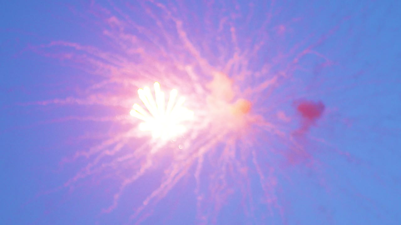 밤하늘에 터지는 불꽃놀이 4