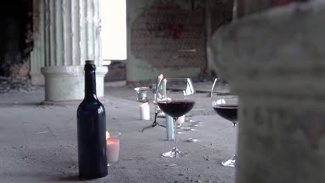vino y velas en un edificio abandonado