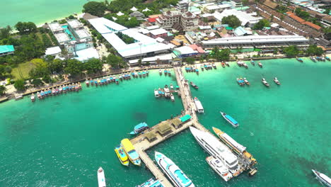 Drone-Vuela-Sobre-El-Muelle-De-Ao-Tonsai-En-La-Isla-De-Koh-Phi-Phi,-Tailandia