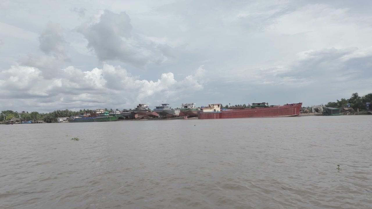 Video 4K di grandi navi ormeggiate sulla riva del fiume nel Delta del Mekong in Vietnam