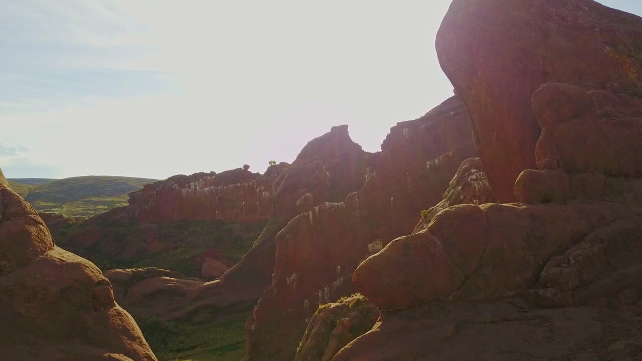 미라도르 데 반두리아스 (mirador de bandurrias) 의 바위 형식의 경치가 공중 도리  드론으로 찍혔습니다.