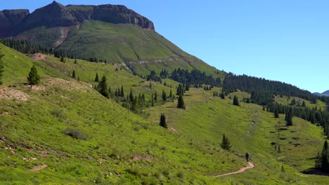 excursionistas en el sendero de colorado en las montañas de san juan
