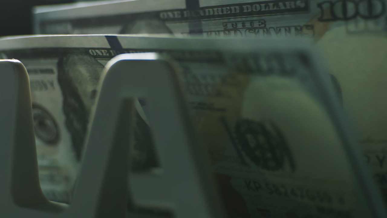 Amerikanske dollars i en holder