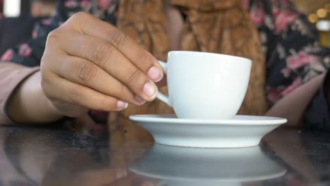 mujer disfrutando de café en una cafetería