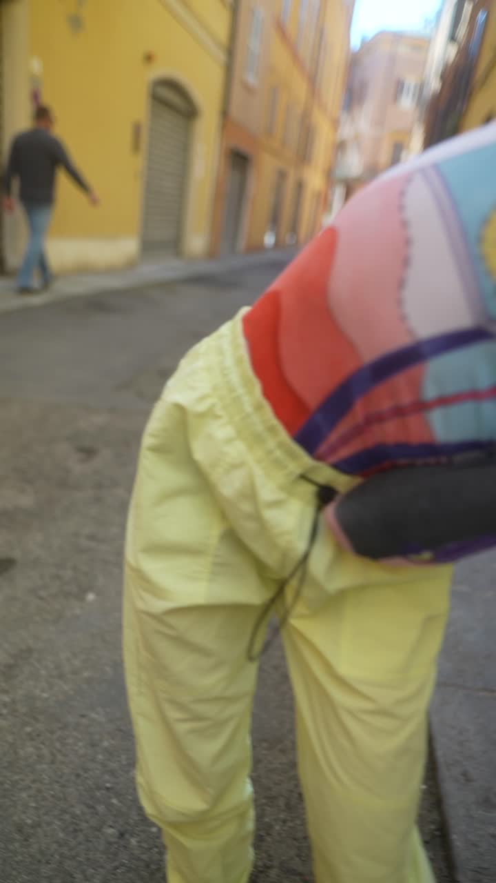 Giovane donna con outfit artistico e colorato