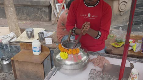 Cerca-Del-Hombre-En-El-Puesto-Batiendo-Cuajada-Para-Hacer-Suero-De-Leche-O-Chaas-En-Mumbai,-India