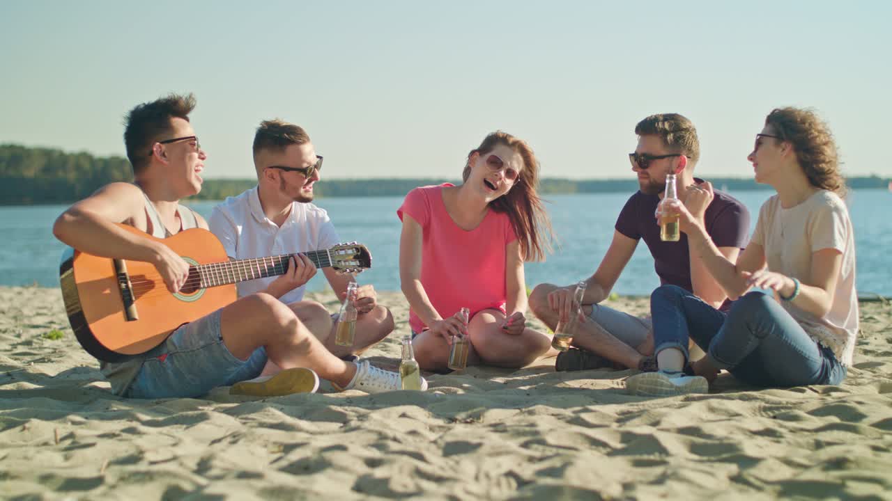 해변에서 즐거움을 즐기는 젊은이들